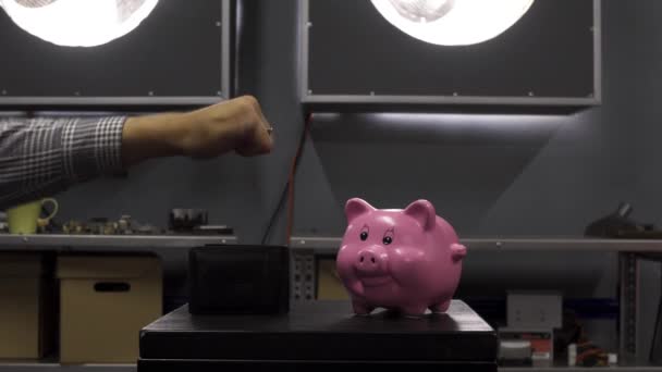 男性手显示拇指向钱包放在桌子上与粉红色的小猪银行. — 图库视频影像