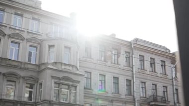 Birkaç pencere ve yağmur oluk boru ile eski güzel bej bina Cephe