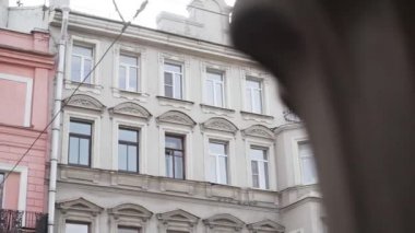 Birkaç pencere ve yağmur oluk boru ile eski bej güzel evin Cephe