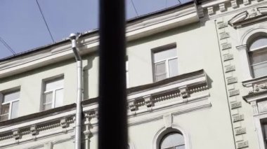 Sovyetler Birliği bej yüksek bina birkaç pencere ve yağmur oluk boru ile