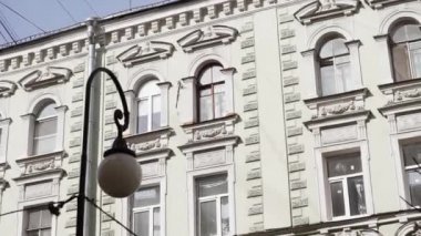 Birkaç pencere ve yağmur oluk boru ile eski bej masif bina Cephesi