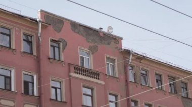 Güneşli bir günde birkaç pencere ile eski pembe tarihi binanın Gün ışığı görünümü