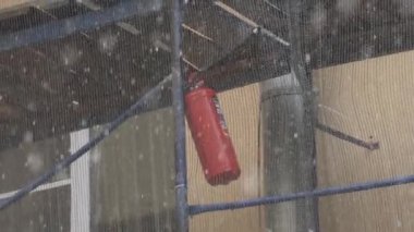 Yangın söndürücü beyaz inşaat ağı ile kaplı iskele için asılı