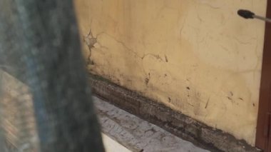 Sarı binanın alt kısmı kir ve toz gest ile kaplı sprey yıkanmış