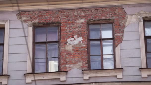 Oude gevel van het gebouw met bakstenen muur en paar ramen bij daglicht. — Stockvideo