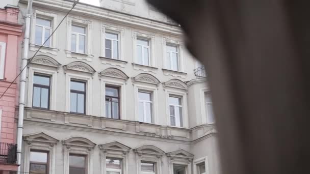 Bonita fachada de antiguo edificio beige con varias ventanas y tubería de canalón de lluvia — Vídeos de Stock