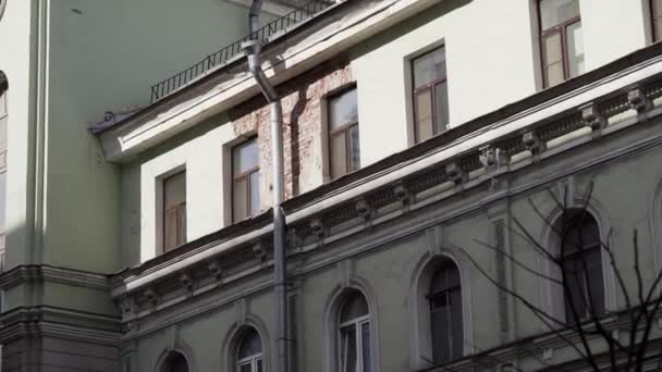 Paisaje de viejo edificio beige con varias ventanas y tubería de canalón de lluvia — Vídeos de Stock