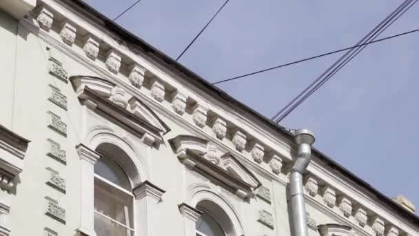Gevel van oude beige mooi gebouw met verschillende ramen en regengoot pijp — Stockvideo