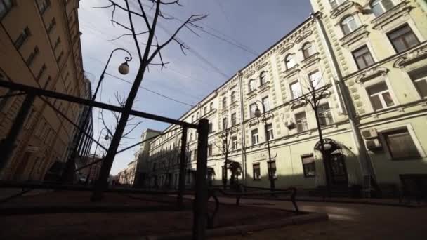 Fasader av två gamla beige och orange byggnader med flera fönster på soliga dagen — Stockvideo