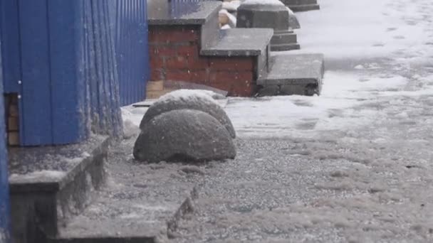 Exteriör utsikt över byggnaden på gatan med snöstänk på verandor. — Stockvideo