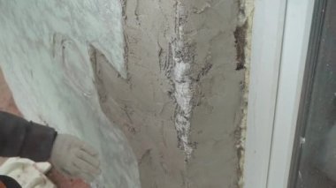 Erkek işçiler ellerini doğru gri duvar büyük spackle bıçakla alçı.