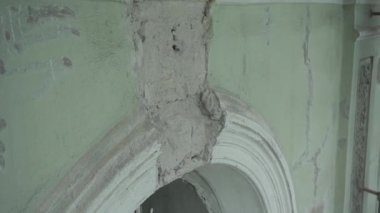 Cephe, pencere ve çatı üstü eski kırık tozlu binanın panoramik görünümü.