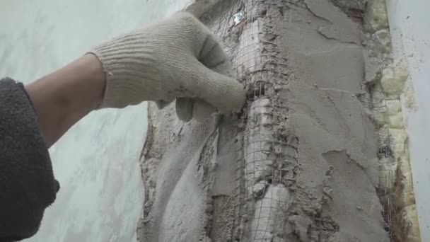 Trabalhadores da construção mão profissionalmente parede de gesso com grande faca spackle — Vídeo de Stock