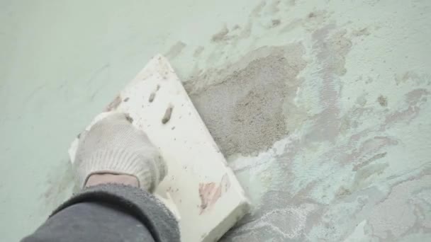 Manos de los trabajadores masculinos profesionalmente yeso pared gris con espátula de madera grande . — Vídeos de Stock