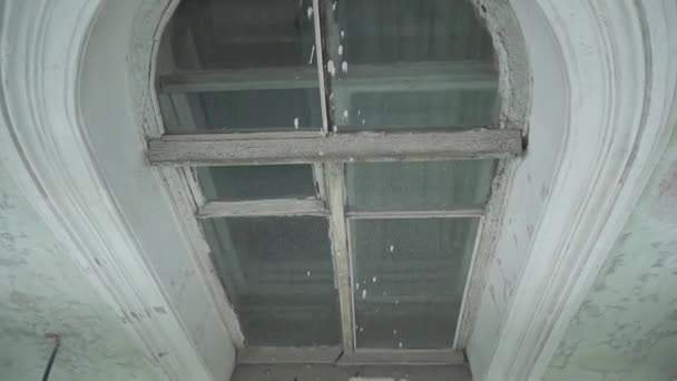 Verticaal panoramisch uitzicht op oud stoffig huis met gevel, raam en daktop. — Stockvideo