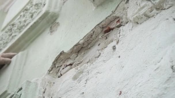 建筑工人手石膏部分灰色墙壁与大背包刀 — 图库视频影像