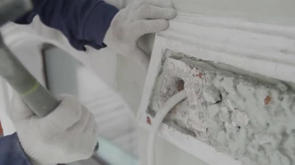 Mano de los trabajadores de la construcción utiliza pequeño martillo para golpear pieza de la pared de la fachada — Vídeo de stock