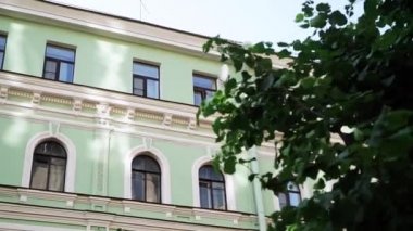 Birkaç pencere ve yağmur oluk boru ile sevimli yeşil evin Muhteşem görünümü