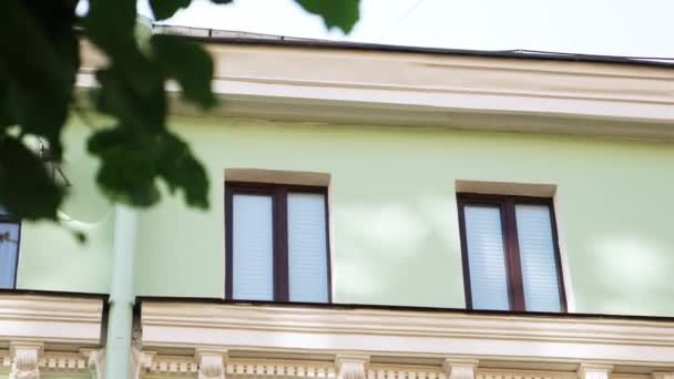 Vista espetacular da fachada da casa com várias janelas e tubo de calha de chuva — Vídeo de Stock