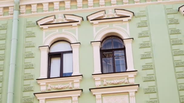 Wunderbarer Blick auf die grüne Hausfassade mit mehreren Fenstern und Regenrinnenrohr — Stockvideo