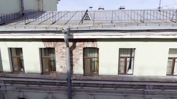 Mooie luchtfoto drone uitzicht van gebouwen, daken, wegen, straten in grote stad. — Stockvideo