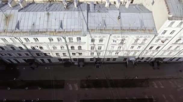 Espectacular vista superior de la fachada de la casa beige con varias ventanas en el día soleado — Vídeo de stock