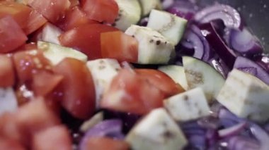 Closeup doğranmış sebze: domates, soğan ve patlıcan kızartılmış ediliyor.