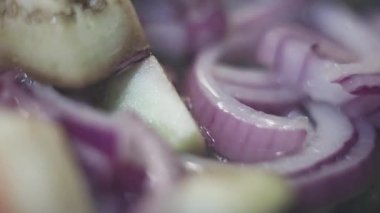 Soğan halkaları makro görünümü ve patlıcan küpleri tavaya koymak ve buğulanmış