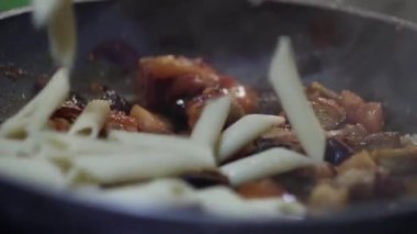 Gıda hazırlama: makarna buğulanmış domates, soğan ve patlıcan üzerine düşmek