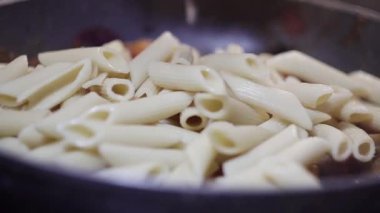 Buğulanmış domates, mor soğan ve patlıcan üzerine closeup makarna sonbahar