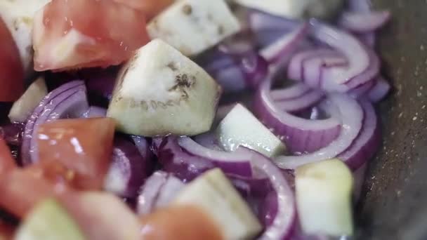 Крупним планом подрібнені овочі: помідори, цибуля і баклажани готують на пару — стокове відео