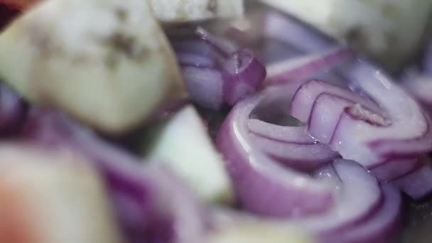 Close-up gehakte groenten: ringen van uien en blokjes van aubergines worden gestoomd — Stockvideo