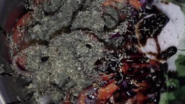 Kurutulmuş mor otlar gri otlar ile kaplı doğranmış sebze düşüyor.