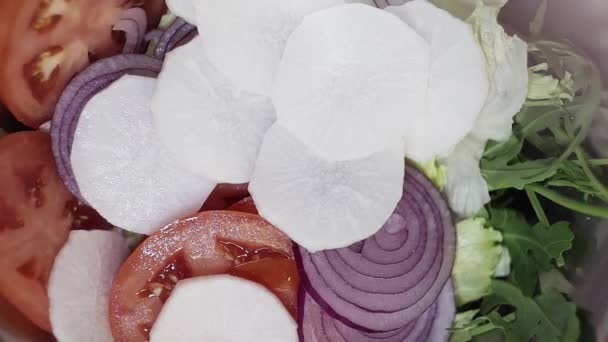 Mouvement lent des anneaux coupés d'oignon violet tombent sur le fond de la casserole . — Video