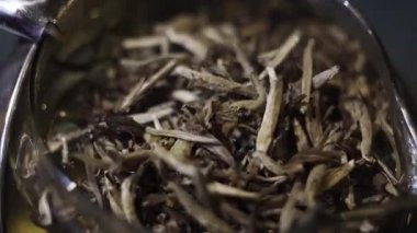 Kurutulmuş otlar Yavaş hareket makro büyük cam kase su yüzeyine düşüyor