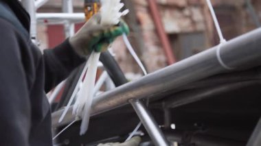 Gri brandanın plastik pimlerle alüminyum yapıya bağlanması süreci