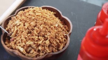 Kaşıkla pişmiş mısır gevreği dolu kahverengi ahşap kase üst görünümü koymak.