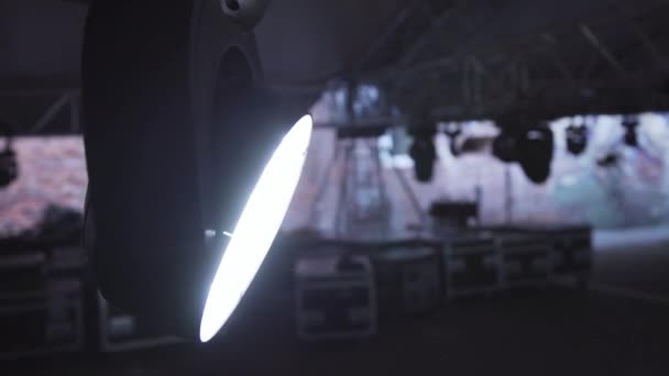Алюминиевая сценическая конструкция с оборудованием и установленными включенными прожекторами . — стоковое видео