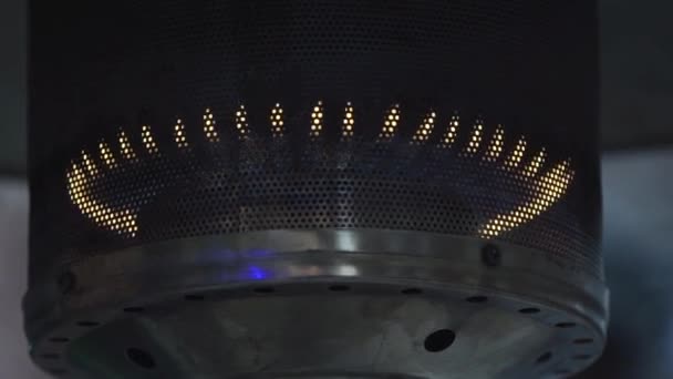Flamme de gaz macro clignotant dans un lampadaire moderne en aluminium . — Video