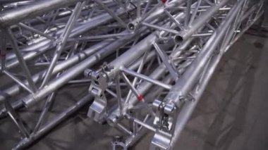 Dışarıya yerleştirilen büyük konser sahnesi alüminyum yapının müstakil çerçevesi.