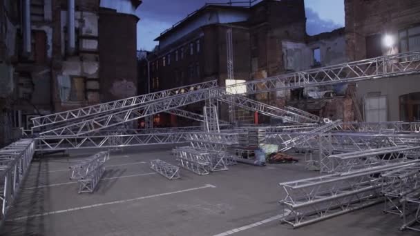 Vista de gran escenario de concierto de aluminio colocado en la calle entre antiguas casas de ladrillo — Vídeos de Stock