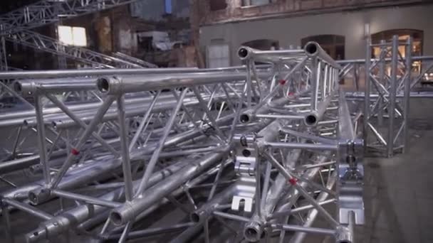 Fristående ram av stor scen aluminium konstruktion placerad bland gamla hus — Stockvideo