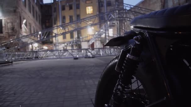 Мотоцикл и каркас из алюминиевого каркаса концертной сцены размещены на улице — стоковое видео