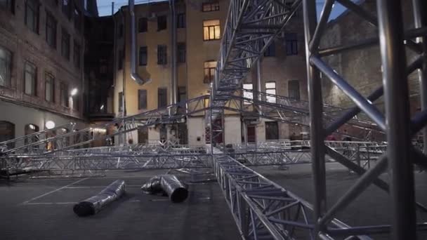 Freistehendes Gerüst aus massiver Aluminiumkonstruktion auf der Bühne. — Stockvideo