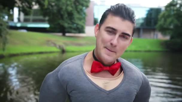 可爱的男人在假肌肉服装和领结跳舞和唱歌在浮动船 — 图库视频影像