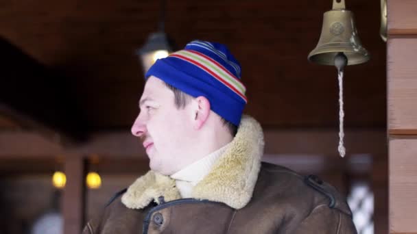 Δύο άνδρες φίλοι φορώντας ζεστά χειμερινά ρούχα προσκαλούν κάποιον να κάνει τραπέζι με φαγητό — Αρχείο Βίντεο