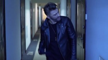 Dar koridorda jaket dansları saç kesimi ve sahte sakal ile Çekici adam