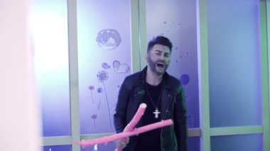 Pembe haç ile ceket dansları şık saç kesim ile yakışıklı sakallı adam.