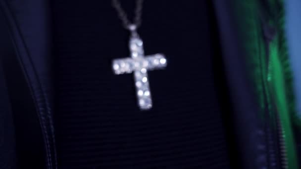 Torso Someones con grande croce d'argento con diamanti appesi sulla catena spessa . — Video Stock