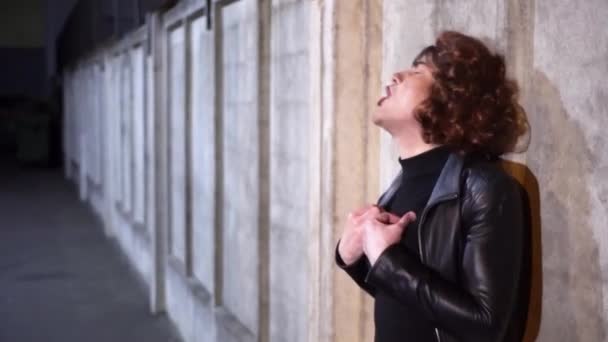 Comical guy dressed like woman, wearing black clothes and wig, sings outside — Stock Video